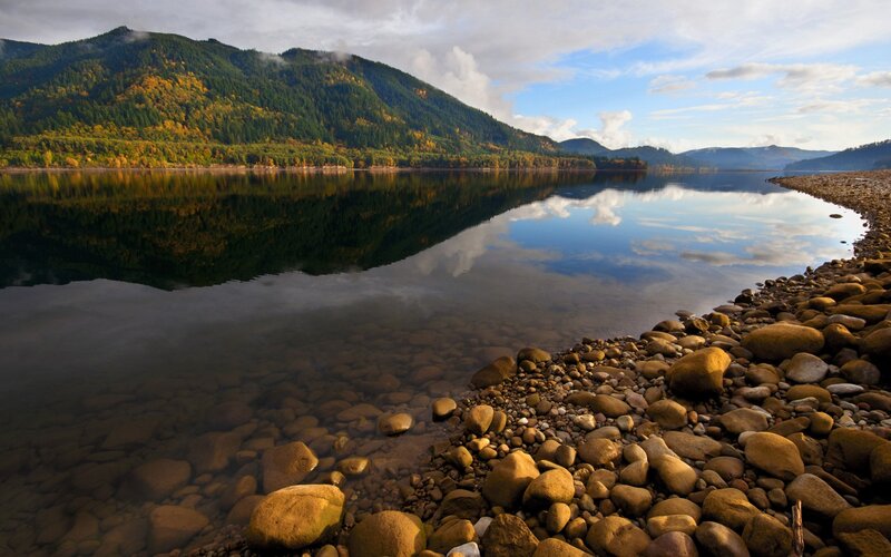 Mountain lake with autumn foliage