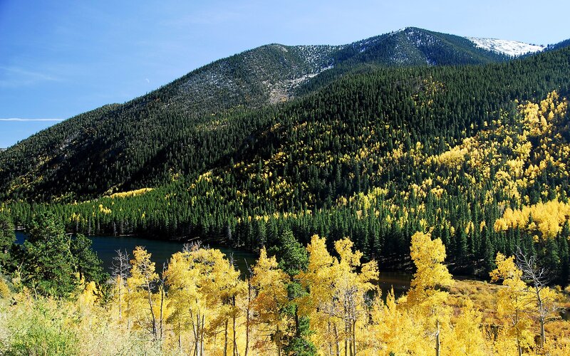 Mountain lake with autumn trees