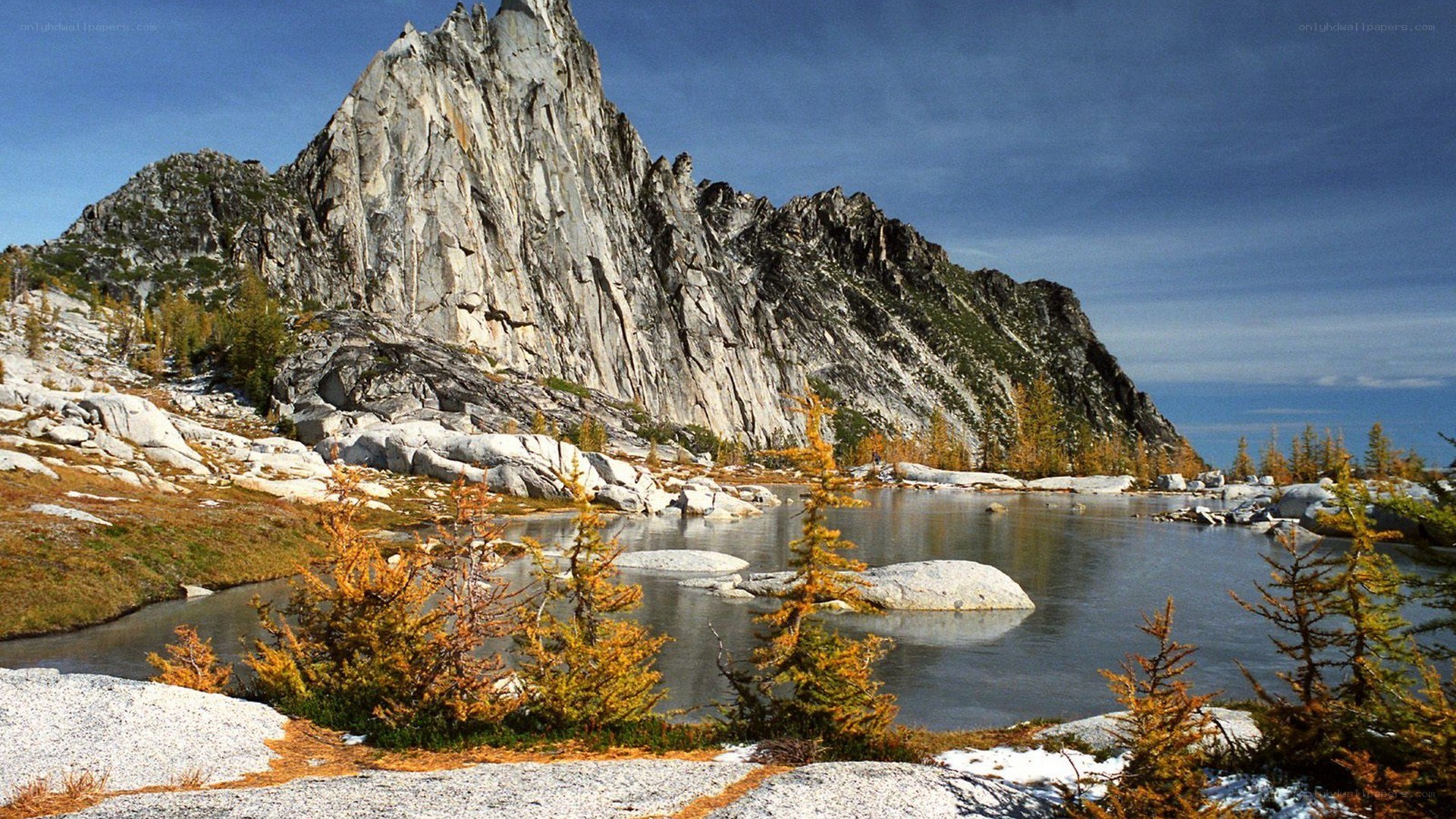 Mountain lake with autumn trees