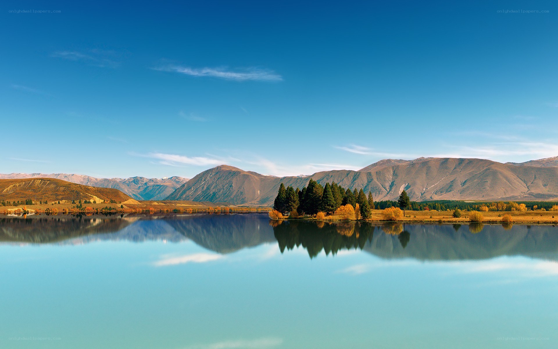 Mountain lake with autumn trees