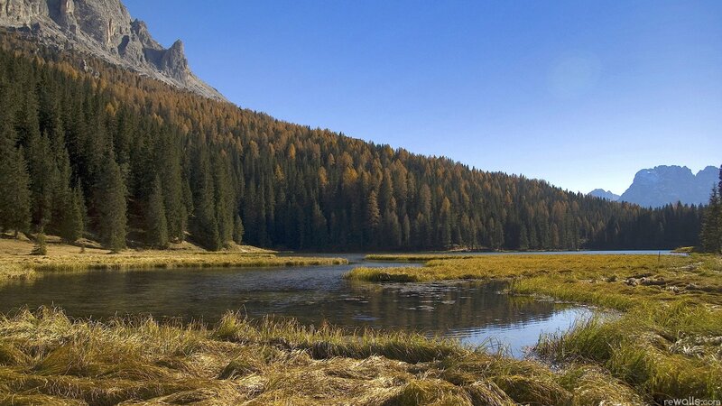 Mountain lake with autumn trees