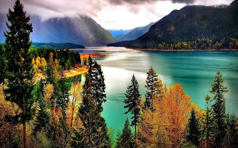 Mountain lake with autumn trees
