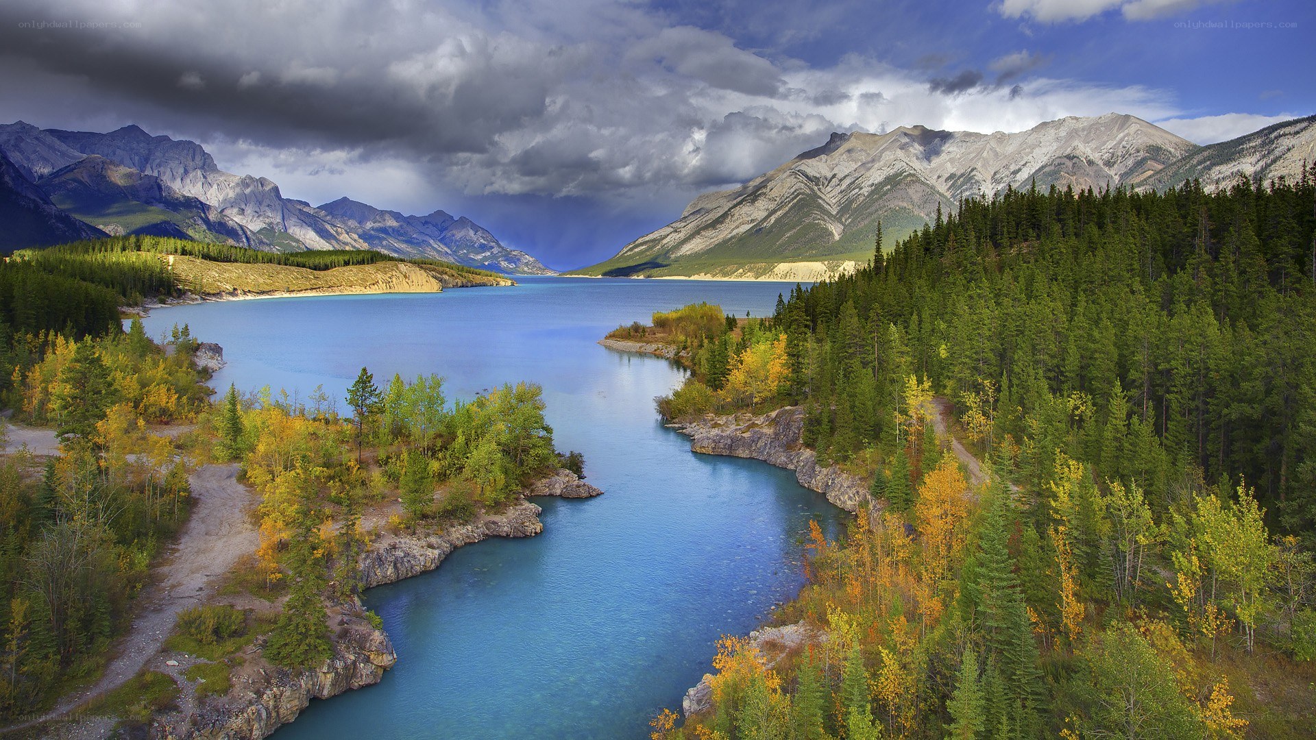 Mountain lake with autumn trees
