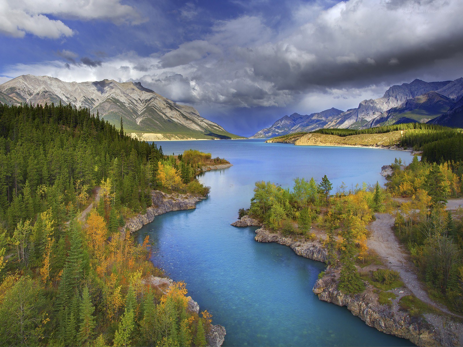 Mountain lake with autumn trees