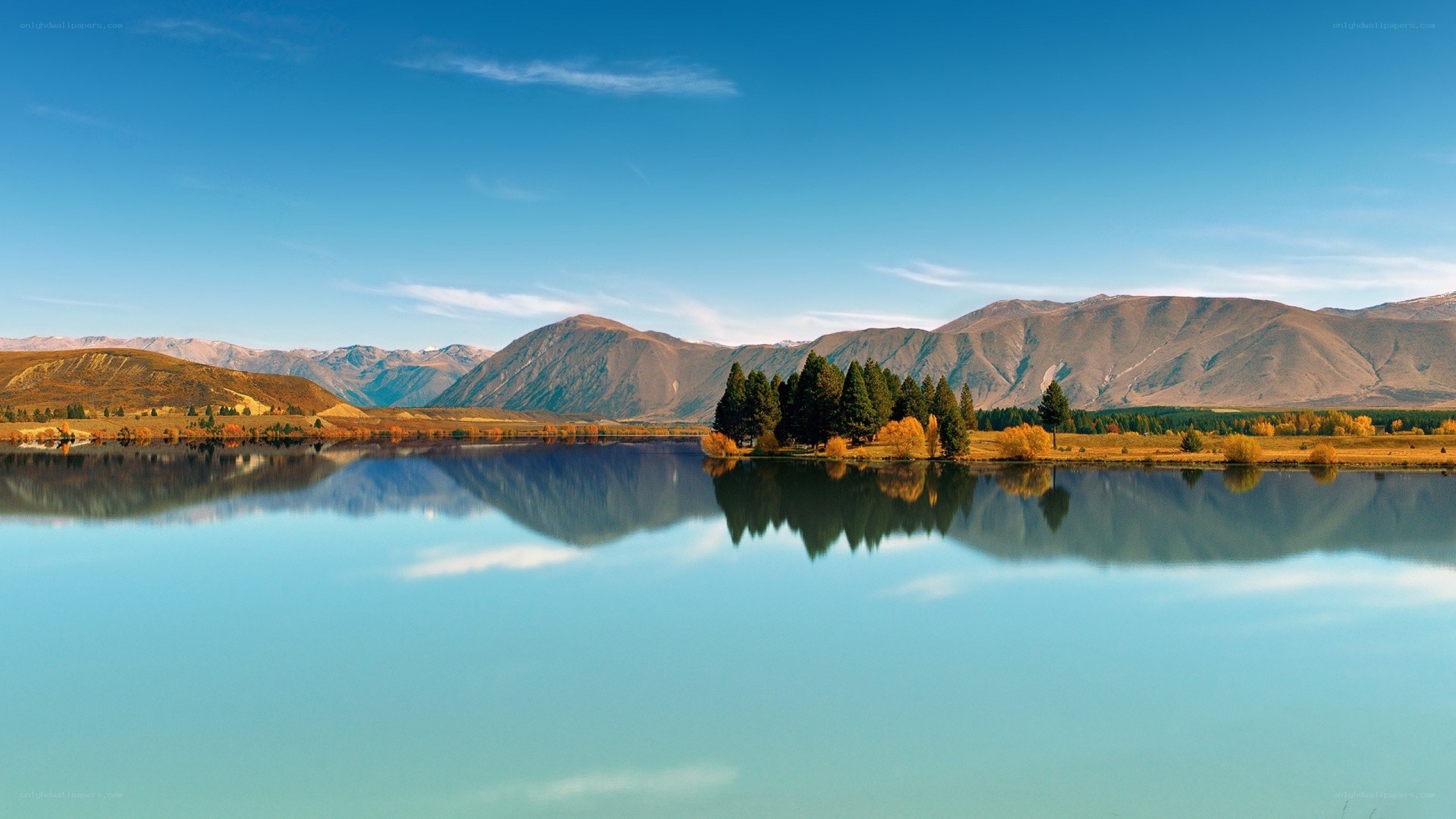 Mountain lake with autumn trees