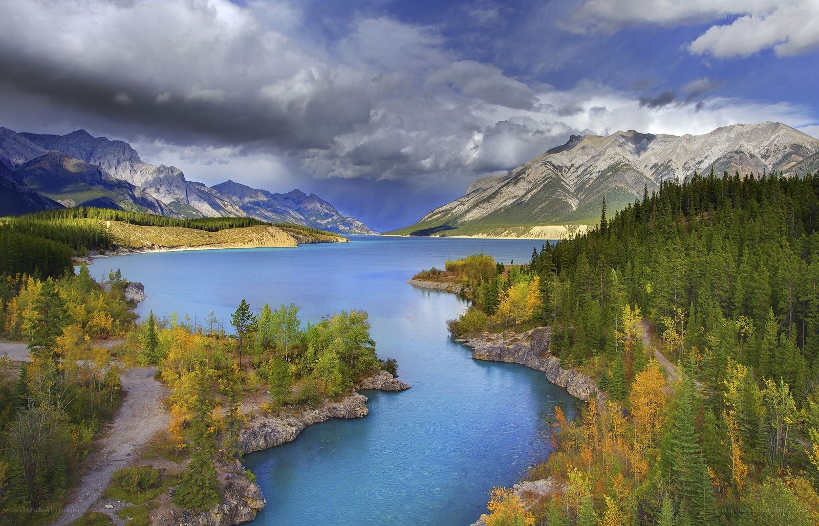 Mountain lake with autumn trees