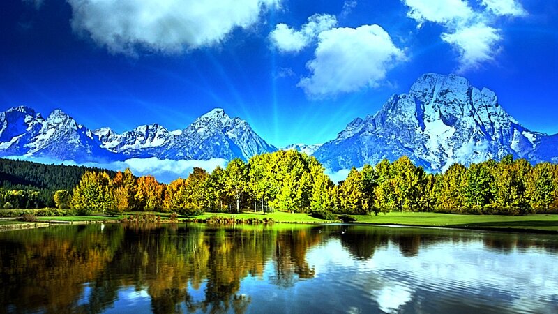 Mountain lake with autumn trees