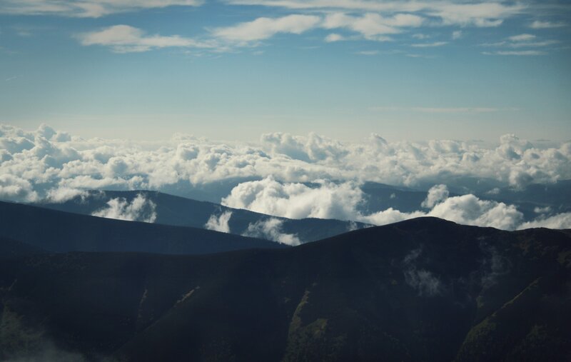 mountain peaks above clouds
