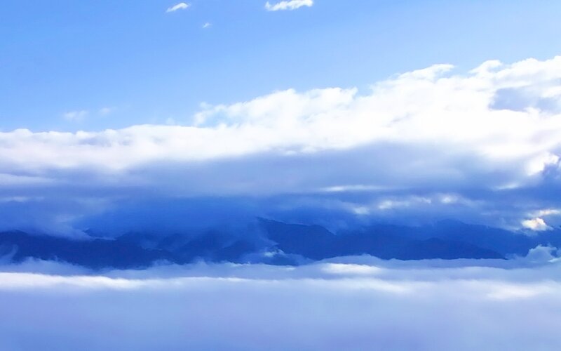 mountain peaks above clouds