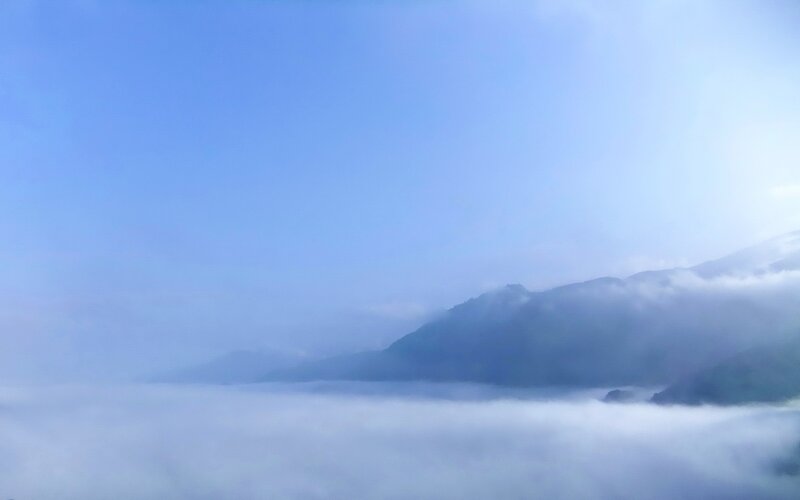 mountain peaks above clouds
