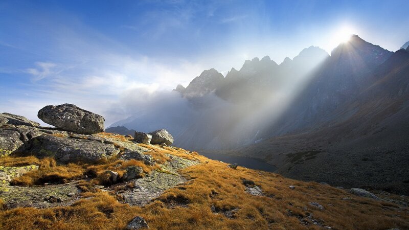 Mountain Peaks with Sun Rays — Blue