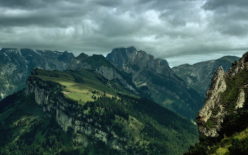 Mountain Range Landscape — Cliffs