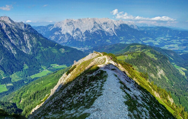 Mountain Ridge Trail — Green, Serene