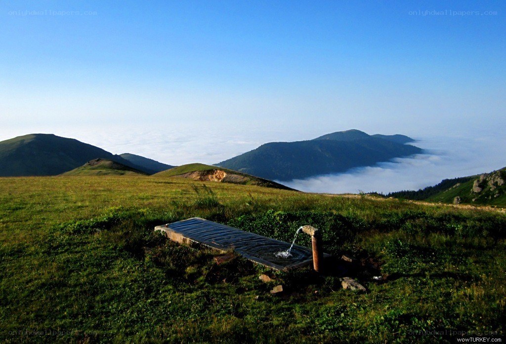Mountain spring with sea of clouds