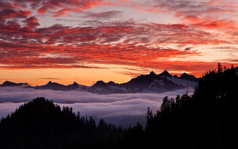 Mountain sunset with cloud sea
