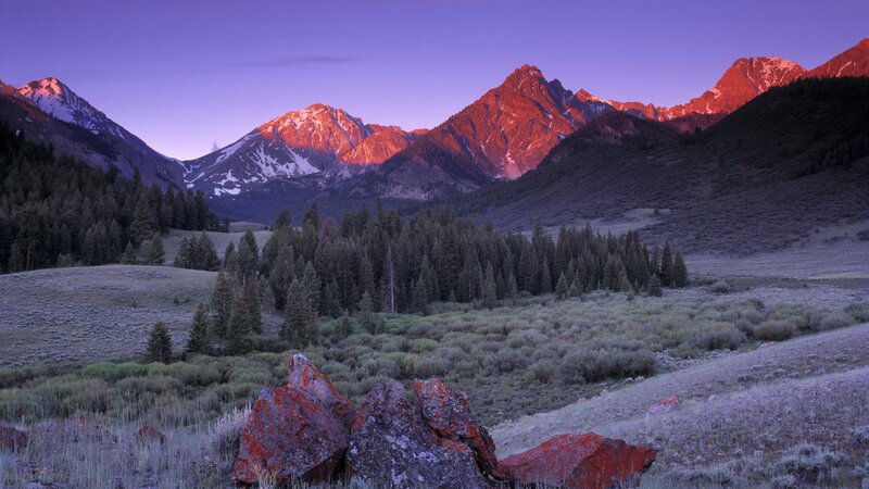 Mountain sunset with red rocks