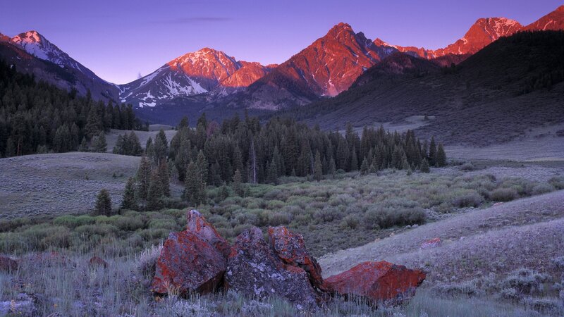Mountain sunset with red rocks