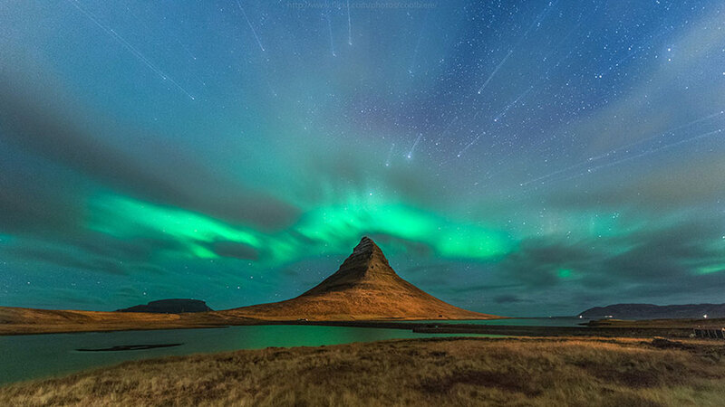 Mountain under Aurora — Green, Serene