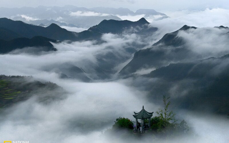 Mountain vista with cloud sea