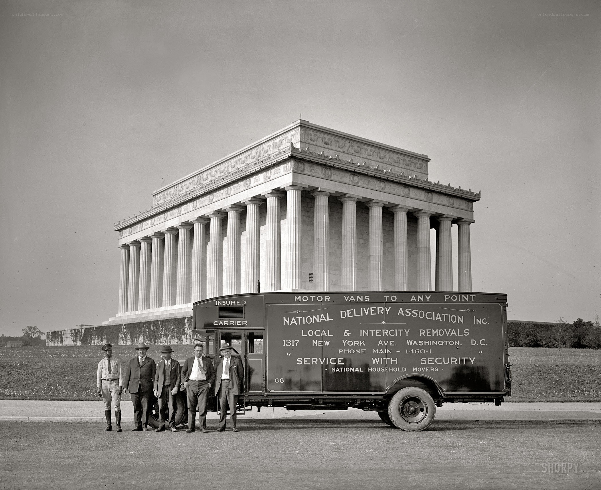 Moving truck at Lincoln Memorial