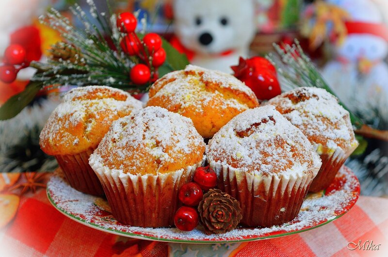 Muffins on a Plate — Red