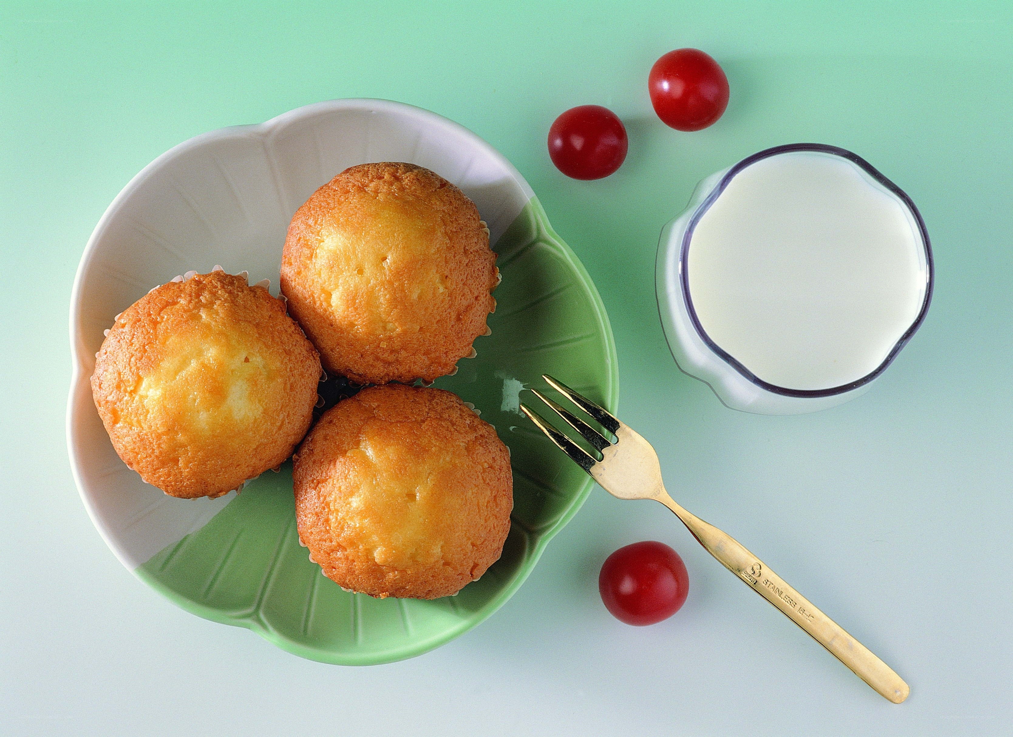 Muffins with milk and tomatoes