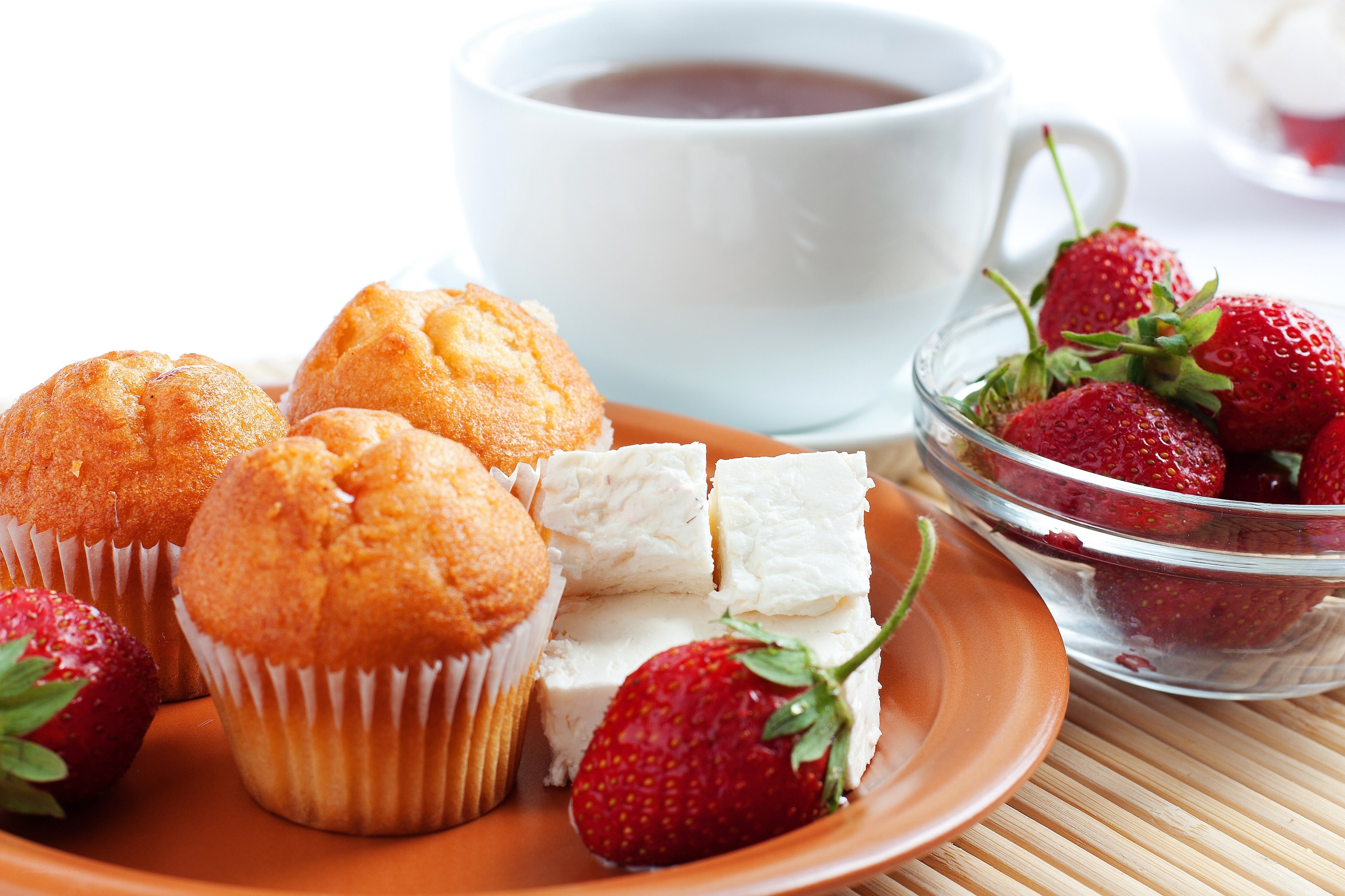 Muffins with strawberries and tea