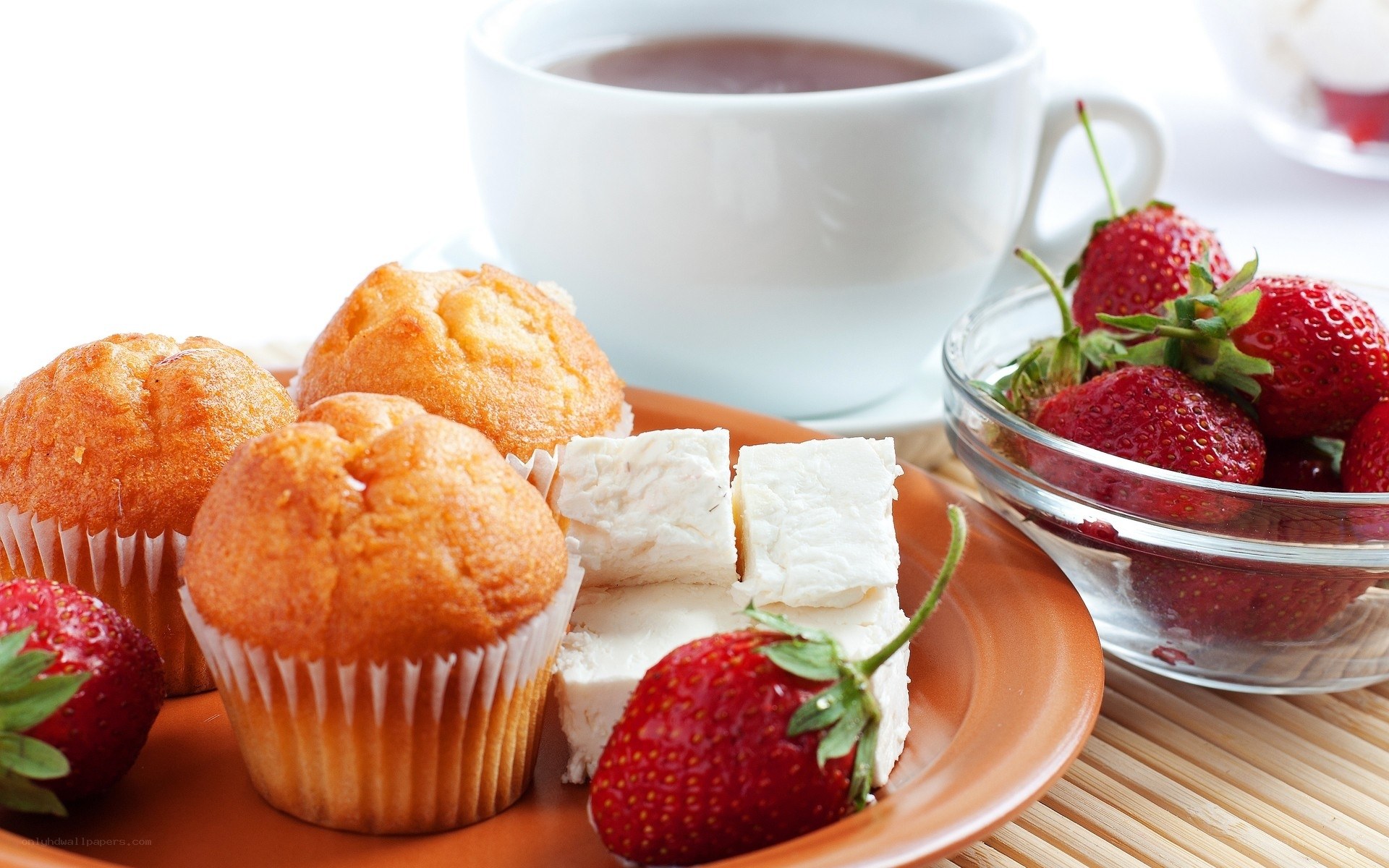 Muffins with strawberries and tea