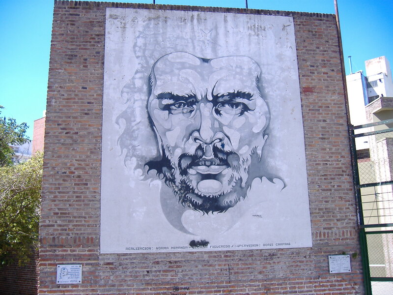 Mural of Che Guevara on brick wall