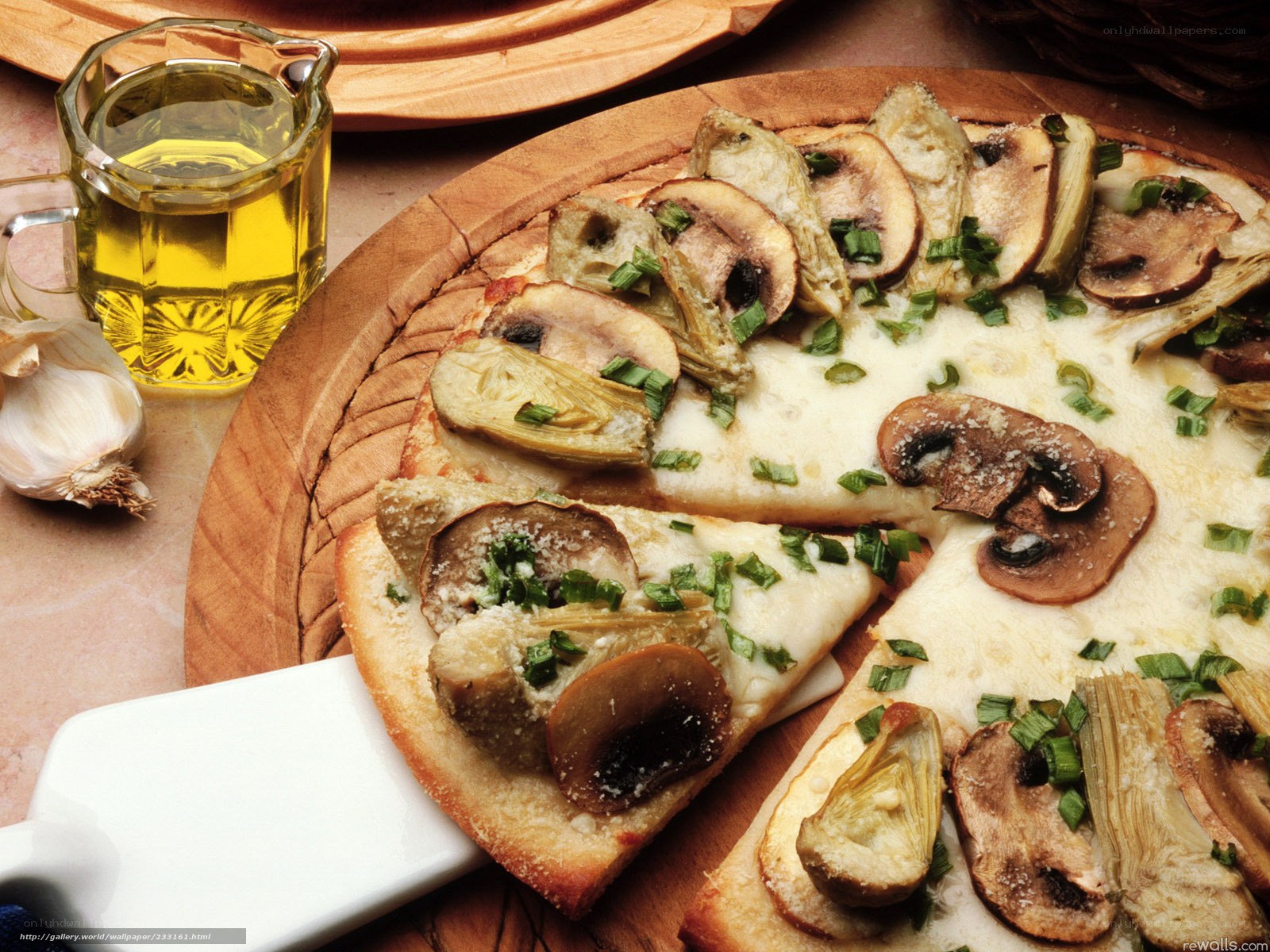Mushroom and artichoke pizza
