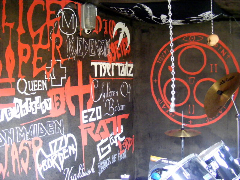 music-themed graffiti wall