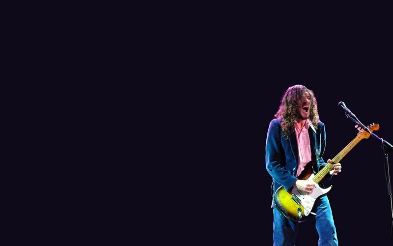musician playing electric guitar