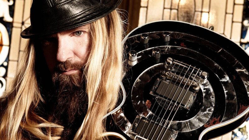 Musician with guitar and hat