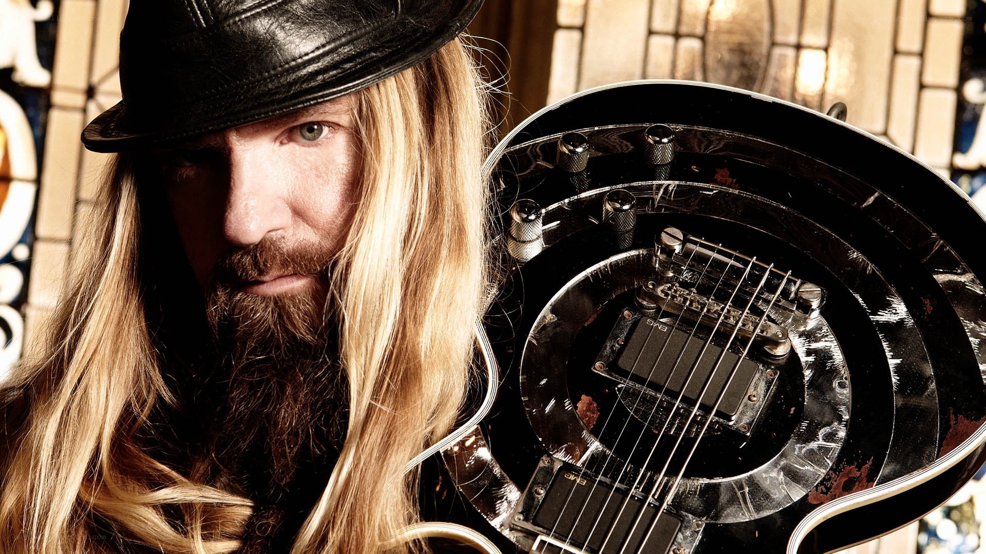 Musician with guitar and hat