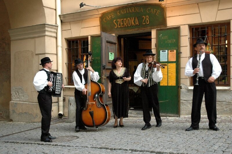 Musicians in front of cafe