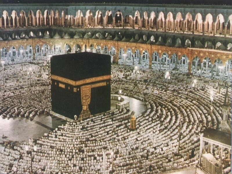 Muslims praying around Kaaba