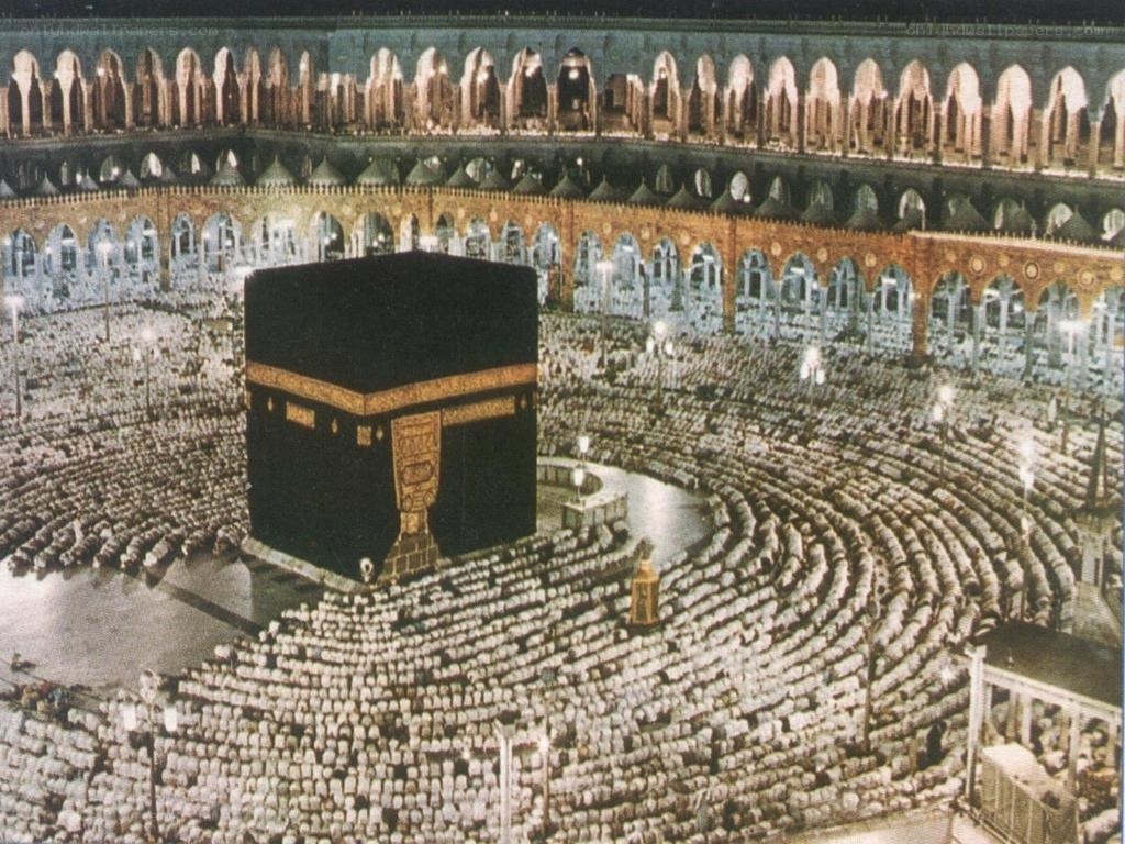 Muslims praying around Kaaba