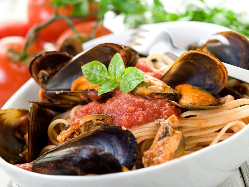 Mussels with pasta and tomato sauce
