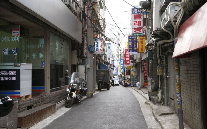 Narrow alley in Seoul