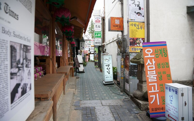 Narrow alley with Korean signs