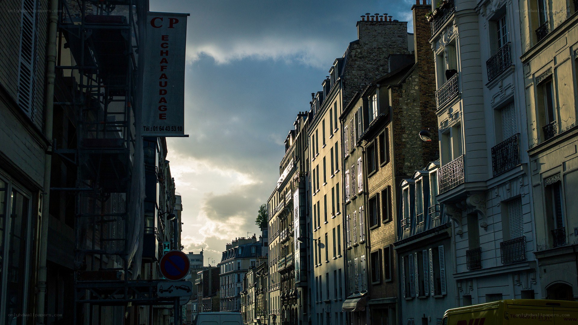 Narrow street in Paris