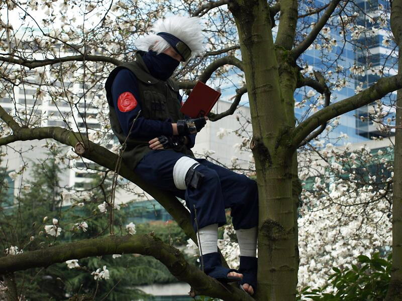 Naruto cosplayer in tree