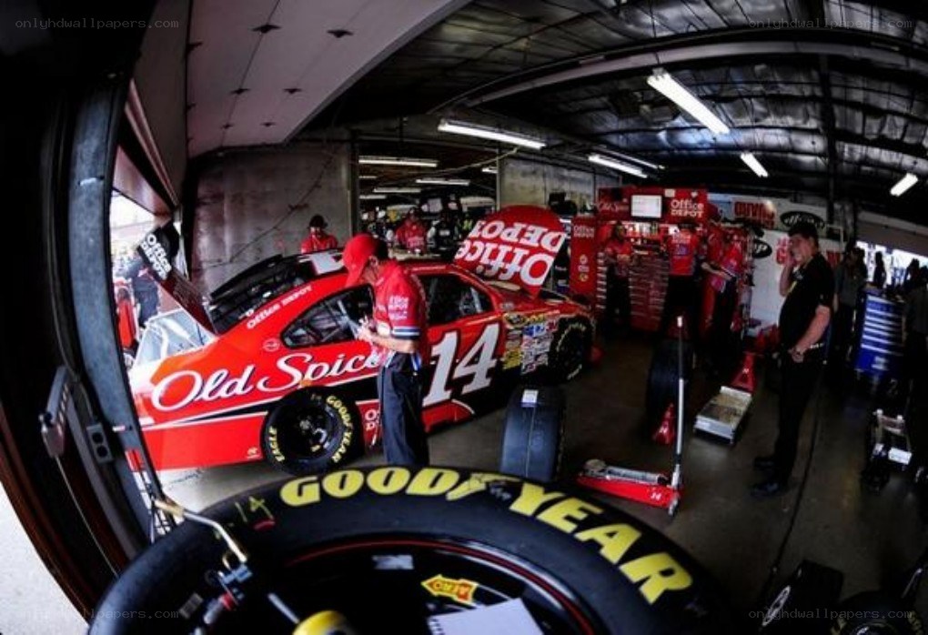 NASCAR pit crew at work