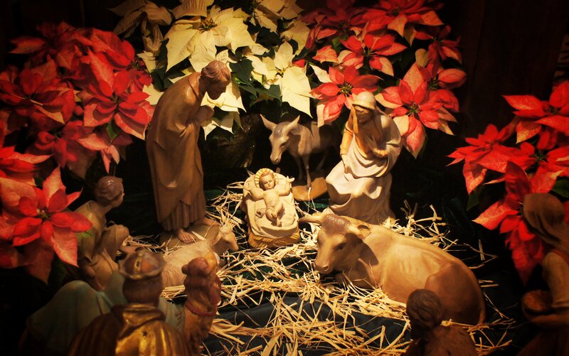 Nativity Scene with Figures — Red