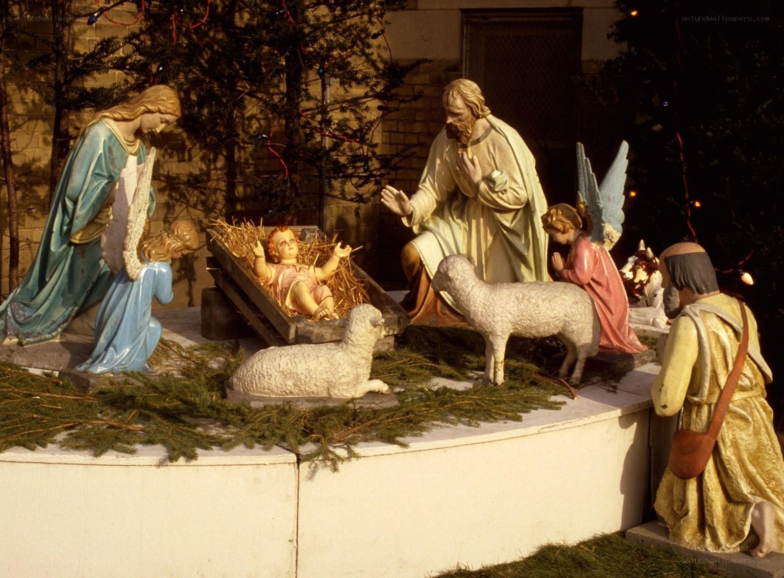 Nativity scene with figures
