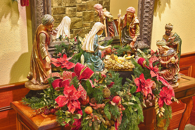 Nativity Scene with Figurines — Red