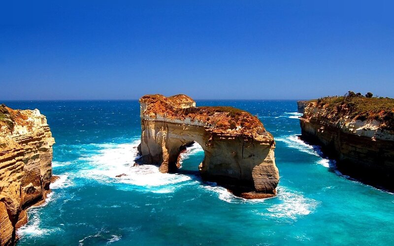 Natural rock arch at the ocean