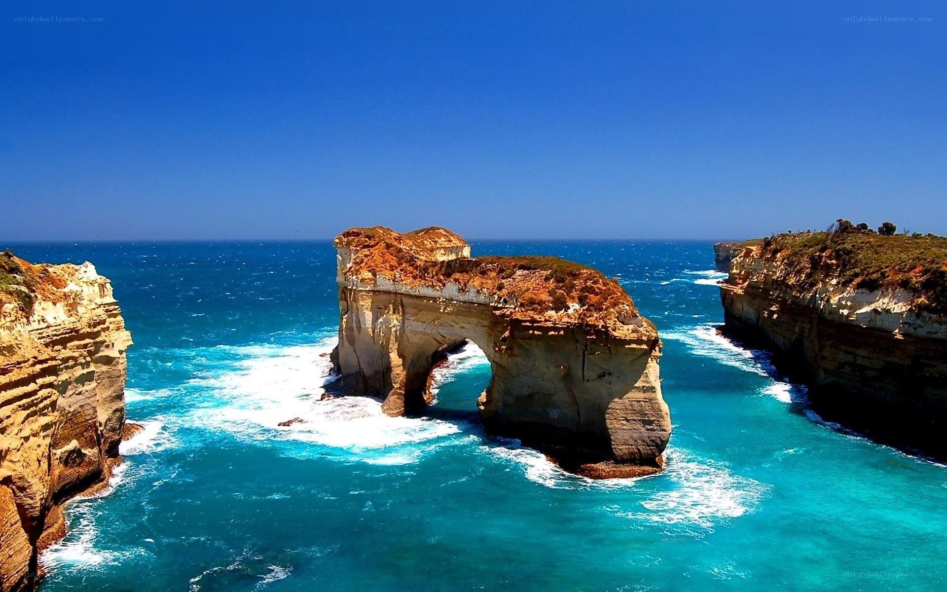 Natural rock arch at the ocean