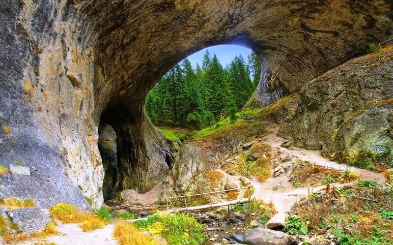 Natural Rock Arch — Green, Serene