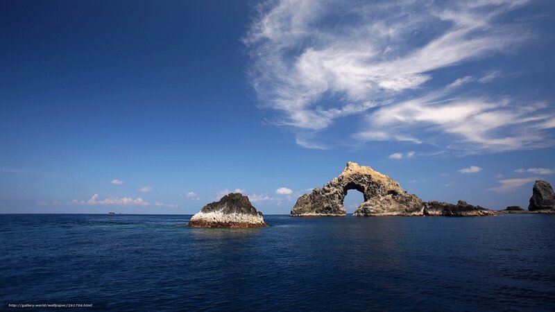 Natural rock arch in the ocean